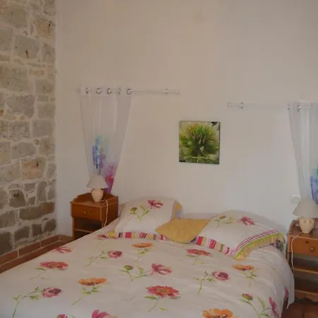 Couette-café Les Loups Dans La Bergerie 3*