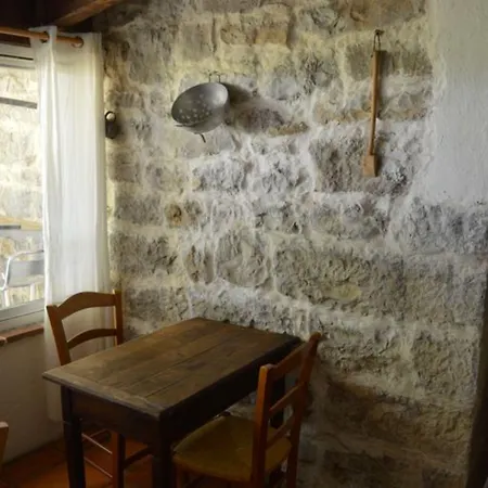 Couette-café Les Loups Dans La Bergerie 3*