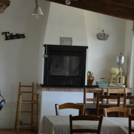 Couette-café Les Loups Dans La Bergerie Banne
