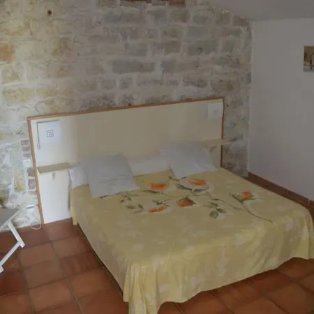Couette-café Les Loups Dans La Bergerie 3*