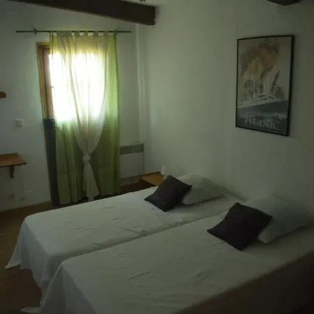Couette-café Les Loups Dans La Bergerie 3*